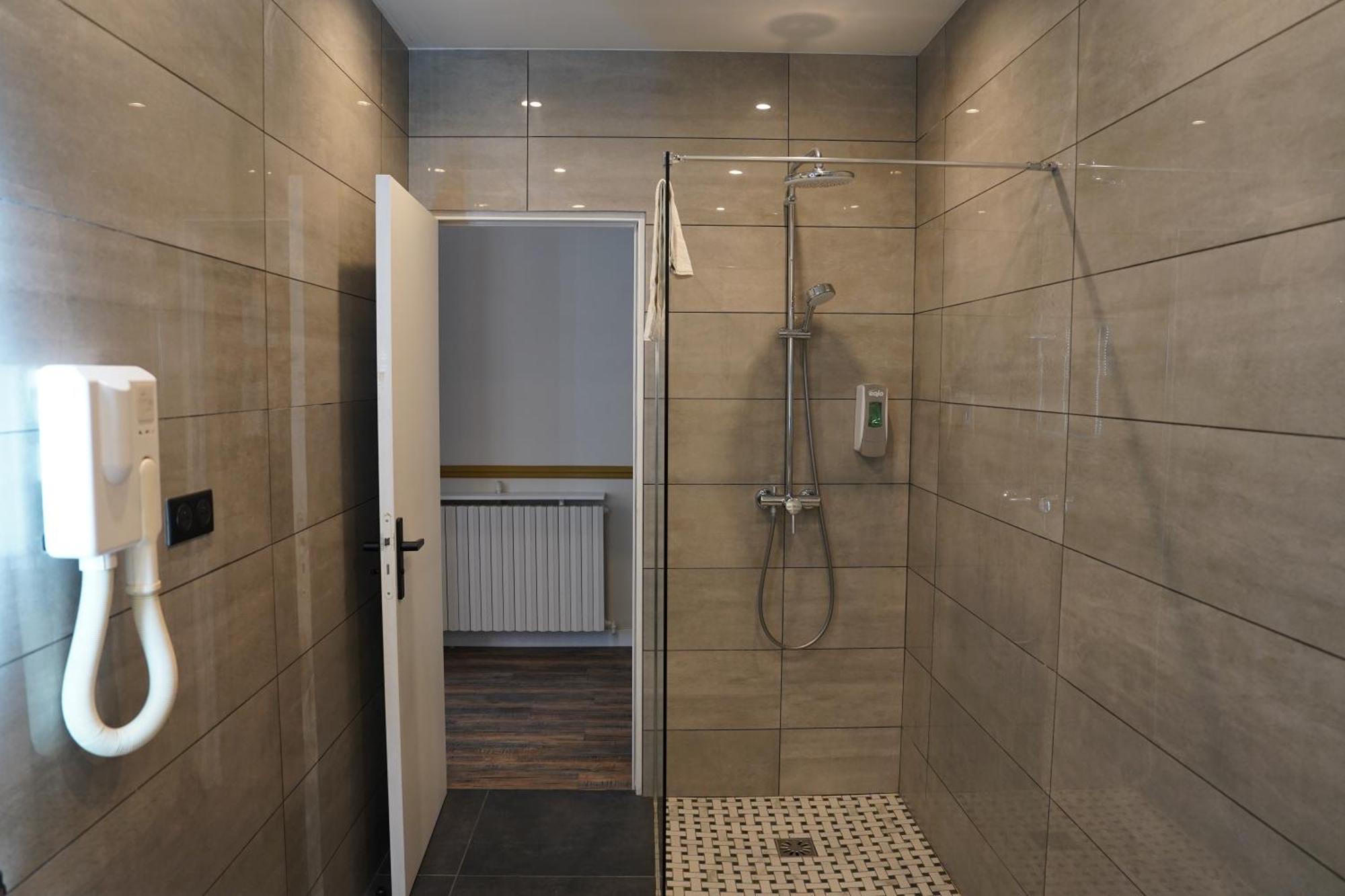 Double Room Shower,54026077:JPEG